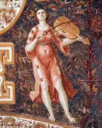 Joven mujer tocando el violín (fresco)