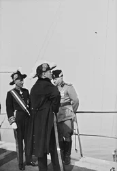 Álbum «Duce»: Benito Mussolini con uniforme a bordo de un barco, acompañado por un funcionario del Estado y el príncipe Maurice Gonzaga, marqués de Vodice