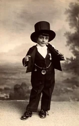 Retrato de un niño en disfraz