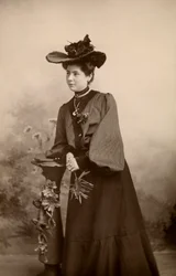 Retrato de una dama elegante con sombrero