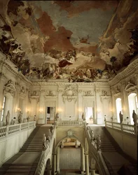 Vista de la gran escalera y del techo decorado por Giovanni Battista (Giambattista) Tiepolo (1696-1770), que representa la Alegoría de los cinco continentes. 1753, Palacio de Würzburg, realizado por el arquitecto Johann Balthasar Neumann (1687-1753)