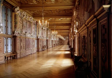 Arquitectura renacentista: vista de la galería de Francisco I en el castillo de Fontainebleau