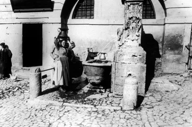 Mujeres en una fuente