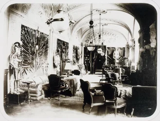La Casa de Ivan Paskevich en el Malecón Inglés en Petersburgo. La Sala de Armas, 1860s