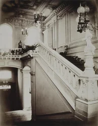 El palacio Stroganov en San Petersburgo. La gran escalera con vestíbulo inferior