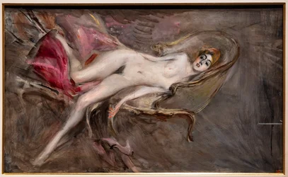 Mujer desnuda sobre almohadas rosas