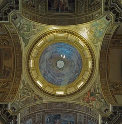 Vista interior de la cúpula de Maderno con frescos