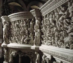 Detalle de la silla realizada por Giovanni Pisano: el Cristo juez entre los elegidos y los condenados (detalle)