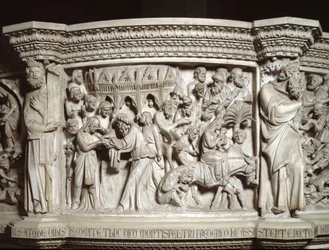 Detalle de los relieves de la Cátedra realizada por Giovanni Pisano (1248-1314): la presentación de Jesús en el templo y la huida a Egipto (detalle)