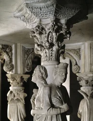 (detalle) de los grupos escultóricos que sostienen la Silla realizada por Giovanni Pisano: las Virtudes Teologales