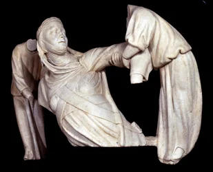 Monumento funerario a Margarita de Brabante elevado en el aire por dos ángeles