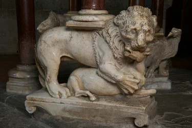León, en el púlpito de la Iglesia de Sant