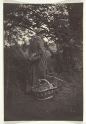 Mujer de pie con cesta en el suelo