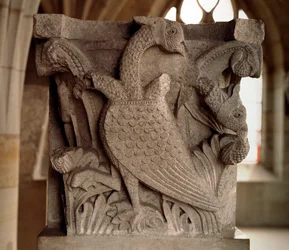El pájaro de tres cabezas (capitel tallado de la sala capitular)