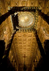 Vista del techo con cajas de madera marcadas y doradas por Giuliano da Sangallo (1445 circa 1516) y altar mayor hecho por el arquitecto Ferdinando Fuga (1699-1781). Basílica de Santa Maria Maggiore, Roma