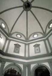 Vista de la sacristía octogonal construida según un proyecto de Giuliano da Sangallo (1445-1516)
