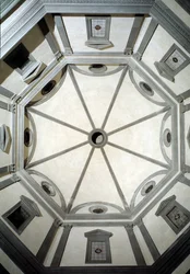 Vista de la sacristía octogonal construida según el proyecto de Giuliano da Sangallo (1445-1516)