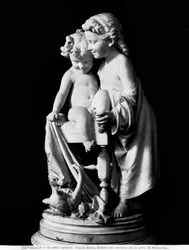 Niños jugando con un gato