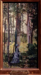 Mujer elegante caminando en el bosque