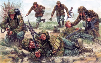 Segunda Guerra Mundial: soldados de los Sturmtruppen, una unidad de élite del Ejército Imperial Alemán, uno de ellos corta alambre de espino.