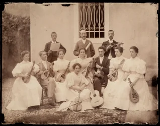 Retrato de grupo de músicos sentados, c.1900