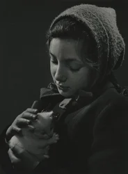 Niña con un gatito blanco en brazos. Principios de los años 50