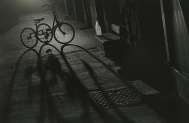 Silueta de un triciclo de noche