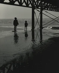 Dos niños jugando en la playa.