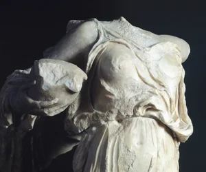 Figura acroterial, escultura del templo de Asclepio, Epidauro, Grecia, Civilización Griega, siglo IV a.C.