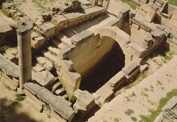 Vista aérea del ninfeo, restaurado por los romanos en c.20 a.C.
