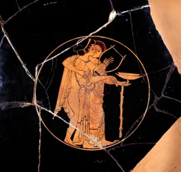 Grecia antigua: Copa con figuras rojas