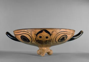 Copa de figuras negras áticas decorada con un tondo de cabeza de Gorgona rodeado por seis hombres reclinados asistiendo a un simposio, al estilo del Pintor de Andócides, c.500 a.C.