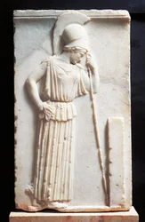 Bajorrelieve que representa a Atenea de luto frente a una estela