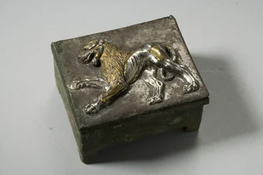 Caja, helenística (plata parcialmente dorada)