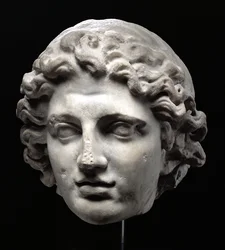 Cabeza colosal de Alejandro Magno (356-323 a. C.)