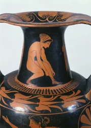 Mujer agachada atándose la sandalia, (detalle) del cuello de una ánfora de figuras rojas áticas, hecha por Pamphaios y pintada por Oltos, c.510-500 a.C.