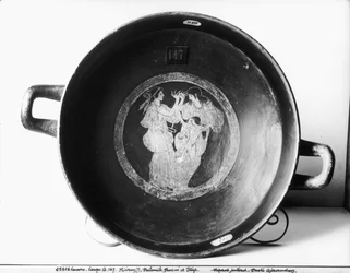 (Detalle) de un kylix de figuras rojas del ático que representa a Filomela, Procne e Itis