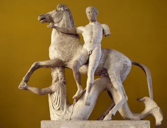 Dioscuro y caballo sostenido por un Tritón, mármol de Paros, decoración escultórica de la fachada occidental del templo del distrito de Marasa, Locri, Calabria, Italia, civilización griega, siglo V-IV a.C.