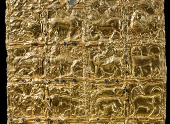 Lámina con decoración en relieve de Delfos (oro) (detalle)