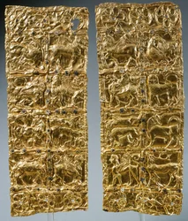Lámina con decoración en relieve de Delfos (oro)
