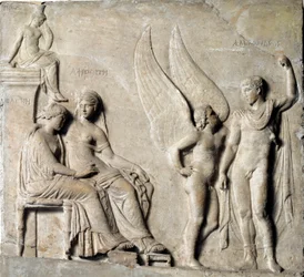 El príncipe de Esparta París seduce a Helena de Troya, Afrodita está representada. Relieve de mármol de un original griego. Siglo I a.C. Museo Arqueológico Nacional, Nápoles