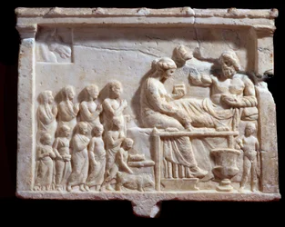 Relieve que representa una escena de banquete