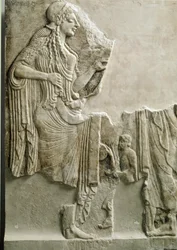 Antigüedad griega: "una familia haciendo un sacrificio a la diosa Atenea" Bajo relieve. 550 a.C. De la acrópolis de Atenas.