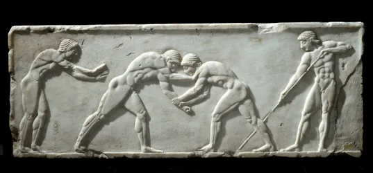 Arte griego: base de un kouros que representa luchadores en combate. Relieve de mármol, 510-500 a. C. - Atenas, Museo Arqueológico