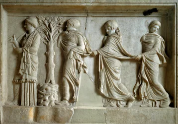 Arte griego: bajo relieve representando a tres ninfas siguiendo a una joven. Siglo II a.C. Atenas, Museo del Pireo