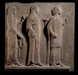Arte griego: placa del paso de los Theores: cara que representa las gracias. Bajo relieve de mármol de la isla de Thasos en Grecia. 480 a.C. París, Museo del Louvre