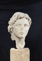 Cabeza de Alejandro Magno (356-323 a.C.) (mármol)