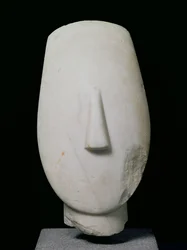Cabeza de una mujer, fragmento de una estatua de Keros, Período Cicládico Temprano II, c.2700-2400 a.C.