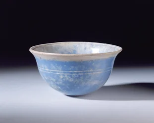 Cuenco helenístico azul, siglo II a.C. (vidrio)