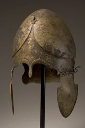Casco con aplique fálico, Calcídico, siglo V-IV a.C.